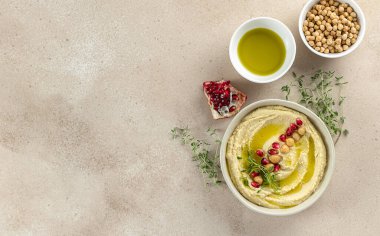 Lübnan humusu, nar, limon, baharat, zeytinyağı ve bitkilerle bezelye püresi. Ev yapımı tarif, sağlıklı atıştırmalık. Üst görünüm, alanı kopyala.