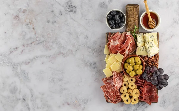 Bovenaanzicht Van Smakelijke Charcuterie Bord Met Kaas Druif Noten Olijven — Stockfoto