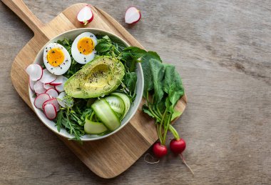 Avokado ve yumurtalı yeşil sağlıklı salata..