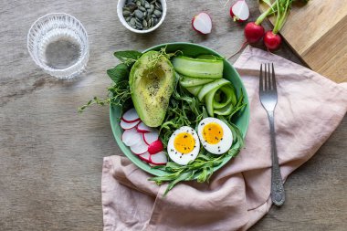Avokado ve yumurtalı sağlıklı yeşil salata..