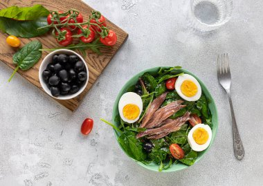 Nicoise salatası, keto diyeti için harika..