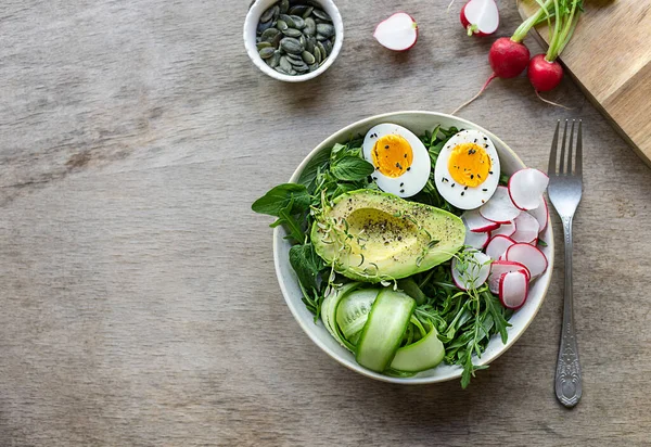 Літо здорова їжа. Зелений салат з авокадо та яйцями . Стокове Фото