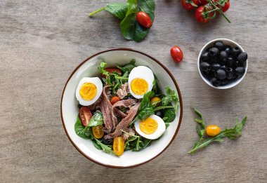 Nicoise salatası, keto diyeti için harika..