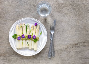 İtalyan pesto soslu beyaz kuşkonmaz ve yenilebilir çiçekler..