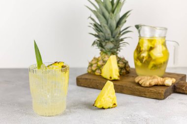 Bir bardak Meksika mayalanmış ananas buzlu Tepache içer..