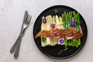 Kızarmış pastırmalı yeşil ve beyaz kuşkonmaz..