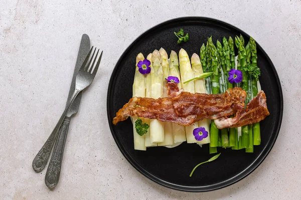 Kızarmış pastırmalı yeşil ve beyaz kuşkonmaz..