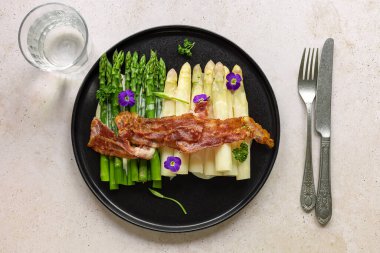 Kızarmış pastırmalı yeşil ve beyaz kuşkonmaz..