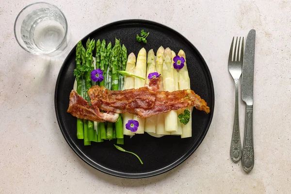 Kızarmış pastırmalı yeşil ve beyaz kuşkonmaz..