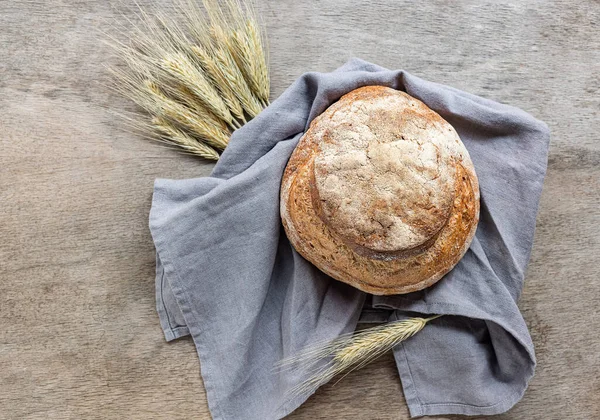 Geleneksel Ukrayna beyaz ekmeği. 