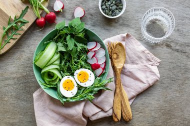 Yaz sağlıklı yemekleri. Yumurtalı yeşil salata.. 