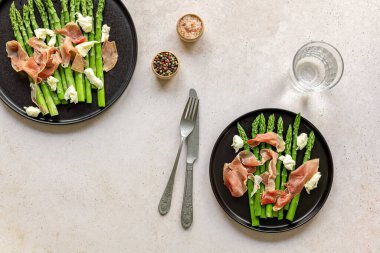 Mozzarella peyniri ve jambonlu yeşil kuşkonmaz.