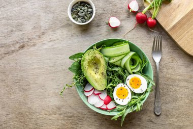 Yaz sağlıklı yemekleri. Avokado ve yumurtalı yeşil salata..