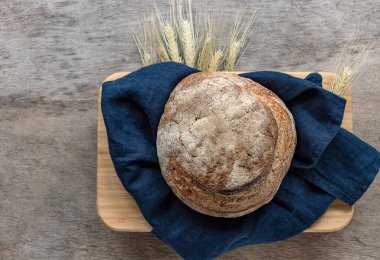 Geleneksel Ukrayna beyaz ekmeği. 