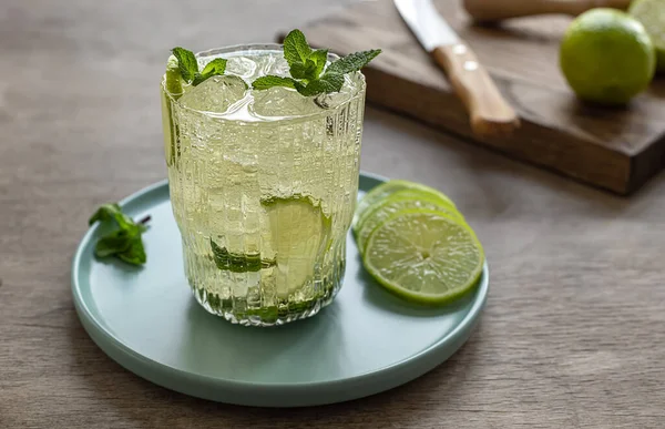 Ev yapımı limonata içeceği. Ayrıca mojito mocktail ya da kokteyl.. 