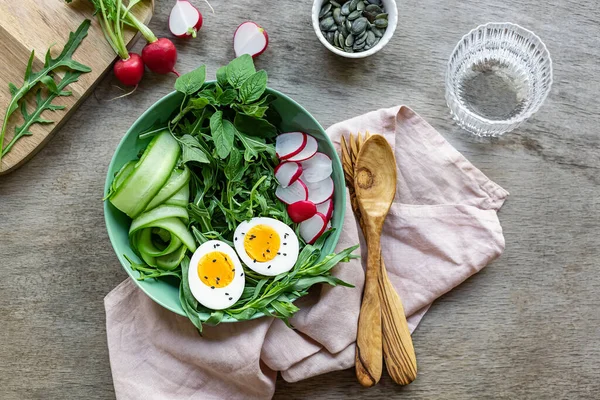 Yaz sağlıklı yemekleri. Yumurtalı, turplu ve salatalı bir salatanın temel yeşilliği. Metin veya tarif için boşluk kopyala.