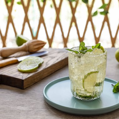 Ev yapımı limonata içeceği. Ayrıca mojito mocktail ya da kokteyl.. 