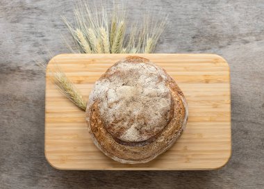 Ukrayna usulü yumuşak beyaz ekmek. Taze fırınlanmış ekmek. Ev yapımı mayalı palaynitsa..