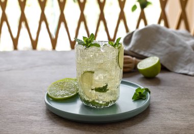 Limonata, mojito mocktail veya kokteyl..