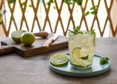 Limonata, mojito mocktail veya kokteyl..