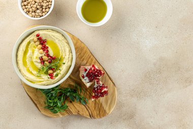 Humus, nohut ezmesi, nar, limon, baharat, zeytinyağı ve şifalı otlar.