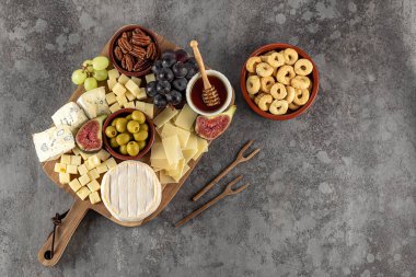 Böğürtlenli, ballı, fındıklı, zeytinli ve peynirli peynir tabağı.