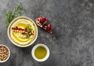 Humus, nohut ezmesi, nar, limon, baharat, zeytinyağı ve şifalı otlar.
