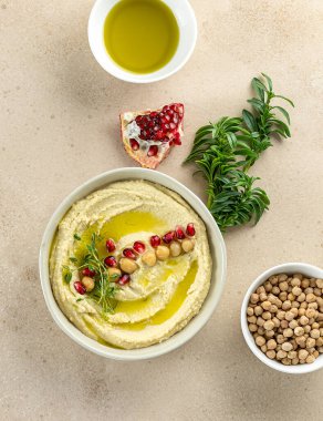 Humus, nohut ezmesi, nar, limon, baharat, zeytinyağı ve şifalı otlar.