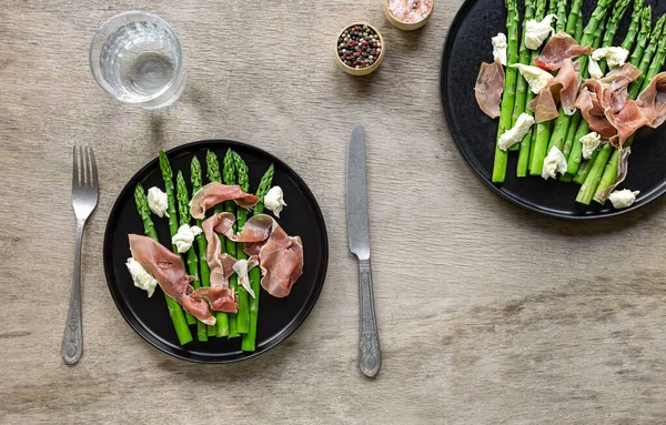 Mozzarella peyniri ve jambonlu yeşil kuşkonmaz.