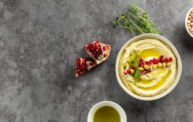 Humus, nohut ezmesi, nar, limon, baharat, zeytinyağı ve şifalı otlar.