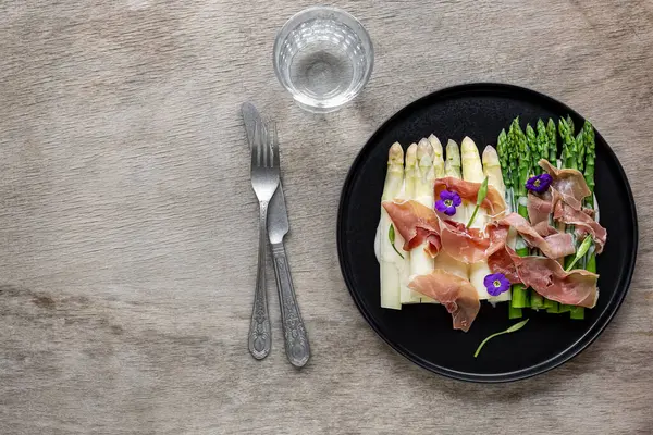 Jambonlu beyaz ve yeşil kuşkonmaz..