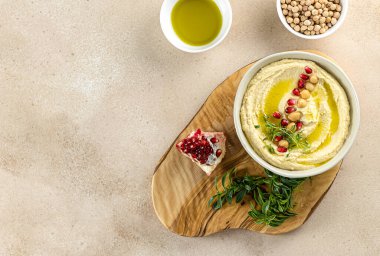 Lübnan humusu, nar, limon, baharat, zeytinyağı ve bitkilerle bezelye püresi. Ev yapımı tarif, sağlıklı atıştırmalık. Üst görünüm, alanı kopyala.