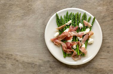 Mozzarella peyniri ve jambonlu yeşil kuşkonmaz. Mevsimlik lezzetli yemekler. Keto diyet öğle yemeği ya da akşam yemeği.