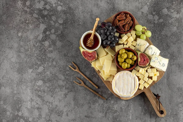 Party Cheese Board Variety Cheese Grape Nuts Olives Honey Kitchen — Foto Stock