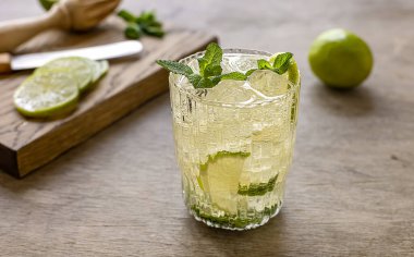 Yüzeyin derinliği. Doğal mayalanmış, probiyotik limonata soda. Buzlu ve naneli yaz içeceği. Ayrıca mojito mocktail veya kokteyl. Seçici odak.