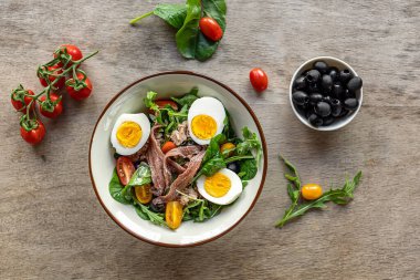 Ton balığı, ançüez, haşlanmış yumurta, domates ve siyah zeytinli Fransız salatası..