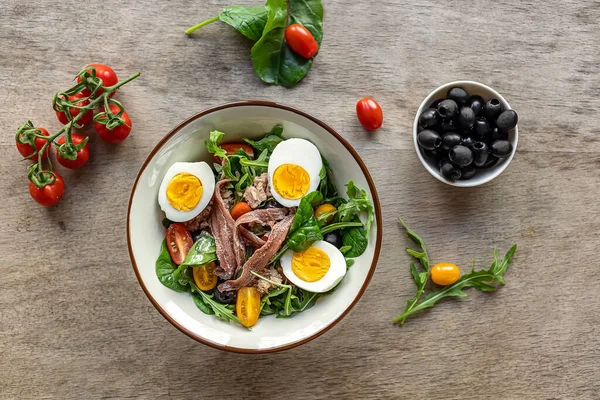 Ton balığı, ançüez, haşlanmış yumurta, domates ve siyah zeytinli Fransız salatası..