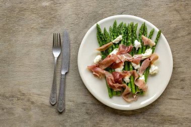 Mozzarella peyniri ve jambonlu yeşil kuşkonmaz. Mevsimlik lezzetli yemekler. Keto diyet öğle yemeği ya da akşam yemeği.