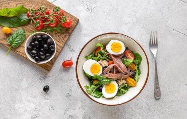 Nicoise salatası, keto diyeti için harika..