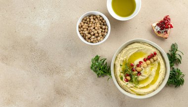 Humus, nohut ezmesi, nar, limon, baharat, zeytinyağı ve şifalı otlar.