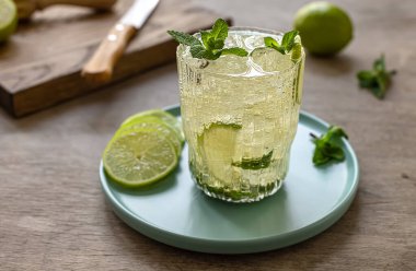 Limonata, mojito mocktail veya kokteyl. Seçici odak.