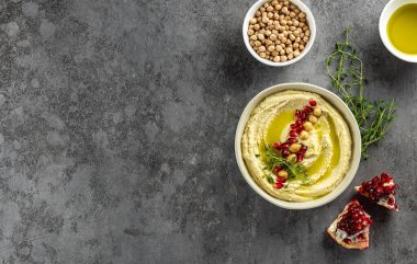 Tahini, limon, zeytinyağı ve nohuttan yapılmış sağlıklı ev yapımı humus. Batırmak için mükemmel ve sandviçlerde, salatalarda ve hamburgerlerde kullanılabilir. Düz konum, tarif için alanı kopyala.