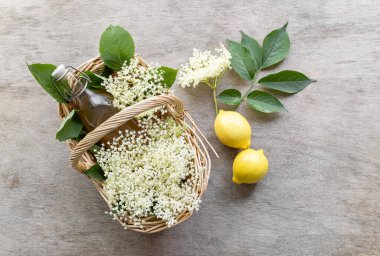 Tatlı, mevsimlik elderflower limonatası. Şeker yerine limon ve baldan yapılır. Yenebilir çiçekli yaz içeceği, yapması kolay.. 
