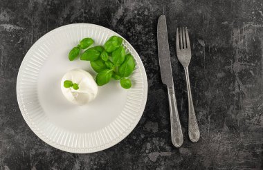 Minimalist hizmet. İtalyan Burrata taze mozzarella peyniri içinde bir sürprizle ortası yeşil fesleğenle dolu..