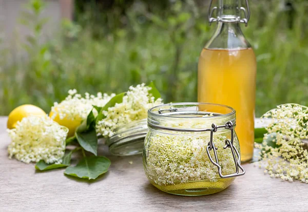 Klasik elderflower likörü tarifi. Yaban elder çiçekleri ve taze limon suyu. Yaz limonataları, içkiler ve pişirme için kolay bir temel.. 