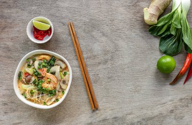 Bir kase körili laksa, Güneydoğu Asya 'da karides, bok choy, limon, zencefil ve biberli baharatlı cam şehriye yemeği. Latksa 'nın birçok çeşidi zengin ve baharatlı hindistan cevizi çorbasıyla hazırlanır..