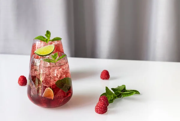 Fresh Summer Lemonade Raspberry Lime Soda Water Ice Glasses Cold — Zdjęcie stockowe