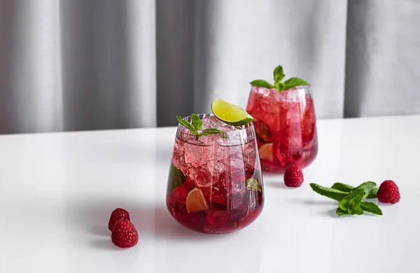 Fresh Summer Lemonade Raspberry Lime Soda Water Ice Glasses Cold — Zdjęcie stockowe