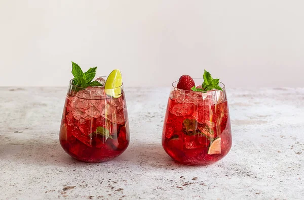 Fresh Summer Lemonade Raspberry Lime Soda Water Ice Glasses Cold — Zdjęcie stockowe