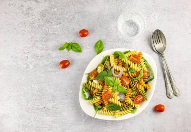 Makarna veya buğday ve mercimek fusilinden makarna salatası. Öğle veya akşam yemekleri karbonhidrat, protein ve diyet lifleriyle doludur.. 